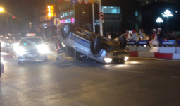 'Xế hộp' nằm phơi bụng khói bốc nghi ngút tại cầu vượt Nguyễn Chánh